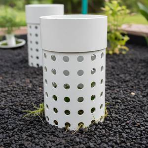 Pare-gravier en gros tube PVC percé de trous